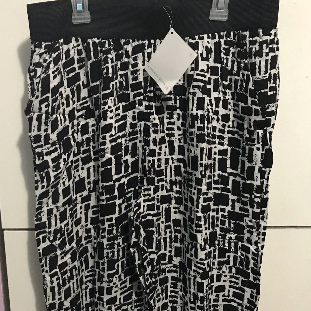 Cropped flowy trousers.